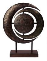 Objets décoratifs en métal minimalistes et élégants, sculptures accentuant les arrangements de meubles et de décoration modernes