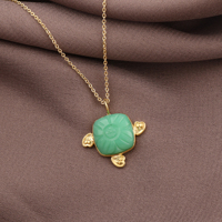 Collier Pendentif Classique Chrétien Bohème en Laiton Plaqué Or 18 carats avec Pierres Précieuses Chrysoprase et Onyx Noir, Motif Fleur Sculpté