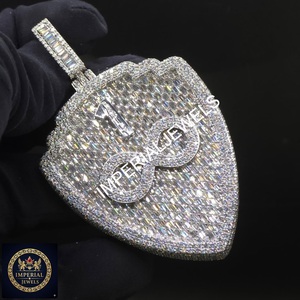 Pendentif Bouclier Bijoux Impériaux Moissanite Taille Baguette Argent 925 Plaqué Rhodium Charme de Luxe Unisexe Cadeau - Product Image 1