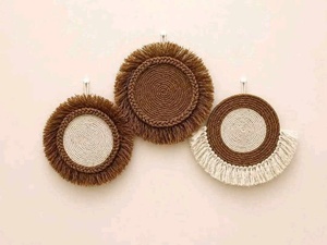 Decoración de Pared de Macramé Hecha a Mano con Cuerda de Algodón Ecológica, Estilo Bohemio, Personalización en Dorado, Acabado Natural para Decoración - Product Image 1