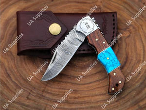 Couteau pliant artisanal sur mesure en acier Damas de qualité industrielle, lame à pointe tombante, manche en bois turquoise et résine époxy, par UA Supplies - Product Image 2