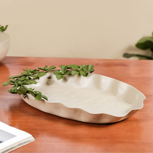 Plateau de service texturé blanc en métal avec de charmants accents floraux verts le long du bord pour un objet délicieux et décoratif - Product Image 4