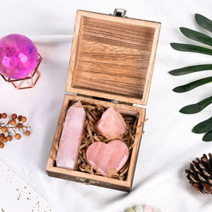 Boîte en bois avec cristaux de quartz rose en forme de cœur et en forme de tour, finition naturelle, pour le rangement - Product Image 1