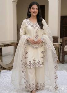 Kurta pour femmes avec motifs ethniques brodés au fil, accompagné de salwar et dupatta - Product Image 5