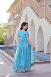 Costume Anarkali prêt-à-porter en soie avec broderie et travail de sequins Zari - Product Image 4
