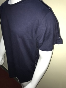 Haut décontracté unisexe en jersey 100 % coton, uni, à boutons-pression, coupe oversize, 240 g, pour homme, avec accès à l'épaule gauche, idéal pour la rééducation post-chirurgicale et l'hôpital. - Product Image 3
