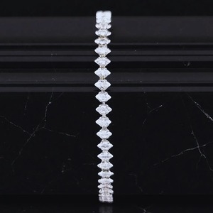Bracelet élégant en diamant de laboratoire de haute qualité, bijoux élégants pour un usage décontracté ou pour le bureau et les soirées, disponible à la vente - Product Image 4