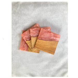 Posavasos cuadrado de madera y resina rosa para uso diario, protege los muebles del calor, el frío y las marcas de agua, hecho a mano en India. - Product Image 1