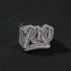 Anillo de cóctel número 700 con moissanita de corte baguette y engaste pavé, plata 925, joyería de lujo unisex para fiestas - Product Image 1