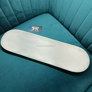 Plateau long en résine blanche artisanal avec finition marbrée élégante, style ange, pour servir des collations, décoration d'intérieur, présentation sur table - Product Image 4