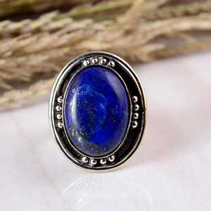 Bague artisanale en argent sterling 925 oxydé avec lapis-lazuli bleu, pierre précieuse naturelle ovale cabochon, bordure perlée, style bohème artisanal - Product Image 1