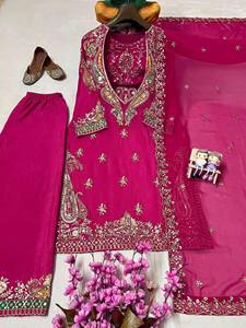 Conjunto de Salwar de Terciopelo de Seda Rosa Intenso de Lujo con Bordado Paisley de Zari Dorado, Kurti Largo, Pantalón Recto y Dupatta Pakistaní - Product Image 3