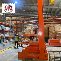 Étagère cantilever robuste conçue avec des bras allongés offrant un accès frontal ouvert pour le stockage de matériaux longs et volumineux