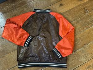 Chaqueta universitaria de satén personalizada de alta calidad El mejor material de satén 2025 Hombres Mujeres Diseño de chaquetas de béisbol con letras - Product Image 2