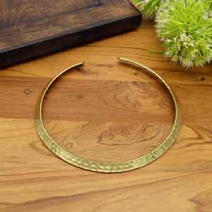 Nouvel Arrivage Collier en Laiton au Design Martelé Vintage, Finition Polie, pour Fêtes et Mariages, Collier Torque Tendance, Choker Ethnique - Product Image 2