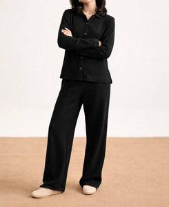 Conjunto Deportivo Premium para Mujer, Transpirable, Camiseta y Pantalones Negros Texturizados, Corte Holgado, Conjunto de Dos Piezas Estético Negro - Product Image 2