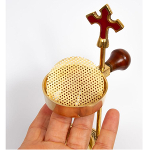 Quemador de Incienso de Latón Hecho a Mano con Cruz Roja y Perilla de Madera de Sándalo, Uso Religioso, Decoración de Mesa con Acabado Dorado para Todas las Estaciones - Product Image 4