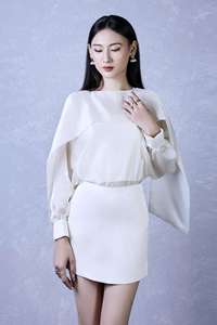 Blusa Elegante de Organza Suave para Mujer KA12 con Mangas Abullonadas Completas y Cuello Redondo, con Delicado Escote Inspirado en Enredaderas, Venta al por Mayor desde Vietnam - Product Image 4