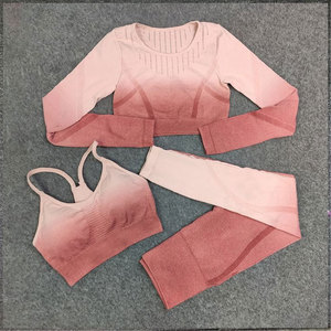 ชุดโยคะ 3 ชิ้น สีชมพู เสื้อครอปแขนยาวคอกว้าง บราออกกำลังกายแบบ Racerback กางเกงเลกกิ้งเอวสูง สีไล่ระดับ ผ้าตาข่ายระบายอากาศ - Product Image 1