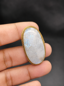 Pendentif en laiton à rainure en pierre de lune naturelle en gros |   Pendentif artisanal en laiton et pierres précieuses |   Bijoux plaqués or |   Fabrication OEM et ODM - Product Image 4