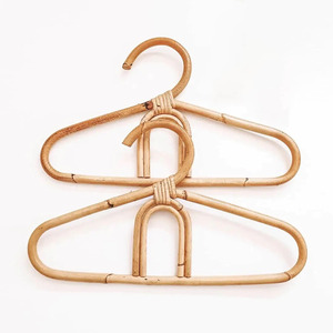 Cintre en bois de rotin naturel avec logo personnalisé vente en gros cintres en bois arc-en-ciel mignons et fermes durables pour vêtements - Product Image 3