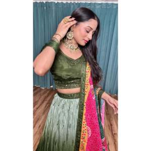 Hermosa ropa tradicional china Lehenga Choli para fiestas adornadas con lentejuelas e hilo de trabajo - Product Image 2