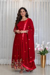 Vestido de diseñador con bordado brillante en georgette sintético, con pantalón de microalgodón y dupatta de georgette sintético, completamente cosido, listo para usar. - Product Image 1
