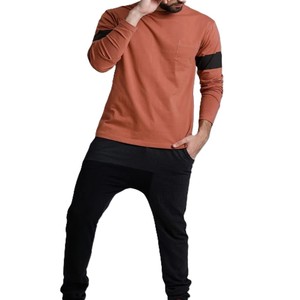 เสื้อยืดแขนยาวผู้ชาย สีดำ แต่งขอบสีฟ้าอ่อน คอกลม พิมพ์ลายตัวอักษรด้านหน้า โลโก้ ทรงปกติ ผ้าฝ้ายถัก - Product Image 5