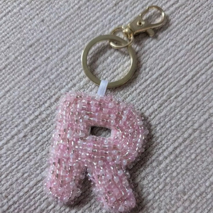 พวงกุญแจปักลูกปัดลายเป็ดสวยงามสีเหลืองและดำ และเครื่องประดับกระเป๋าทำมือจากอินเดีย - Product Image 1