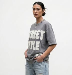 T-shirt Femme Style Urbain Brodé Effet Vieilli Col Rond Épaules Tombantes avec Patchs Délavés - Product Image 5