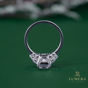 Bague de luxe en or massif avec diamant taille émeraude certifié IGI, design cinq pierres baguette latérales, diamants de laboratoire sertis à griffes - Product Image 4
