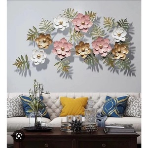 Escultura de Arte Floral Metálica 3D Moderna de Alta Calidad, Hojas Doradas, Rosas y Blancas, Decoración para el Hogar - Product Image 1
