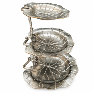 Soporte Escultural de Tres Niveles para Bombones con Hojas Plateadas, Hecho a Mano, para Hoteles, Bodas y Eventos, Tamaños y Colores Personalizables - Product Image 1