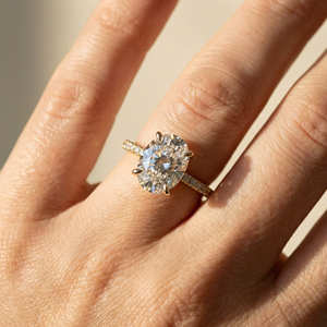 Anillo de Compromiso y Boda de Oro Sólido de 14k/18k con Diamante Cultivado en Laboratorio de Corte Ovalado de 2 Quilates (9*7MM) y 18 Diamantes Decorativos Amarillos de Lujo - Product Image 6