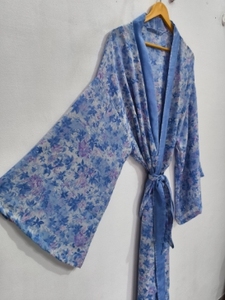 Robe kimono d'été faite à la main en soie patchwork grande taille, style sari indien vintage en tissu recyclé, tenue de nuit longue et ample - Product Image 6