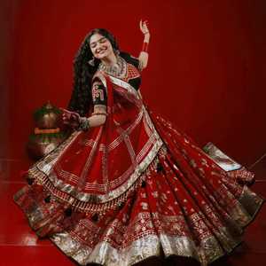 Lehenga con estampado de crepé francés y borde de encaje Lampi, Choli con estampado digital, trabajo de espejo real y encaje hecho a mano, y Dupatta - Product Image 1