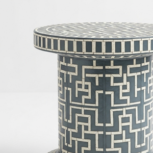 Table d'appoint de luxe personnalisée avec incrustations en os, motif géométrique fait main, tabouret d'appoint à structure métallique pour entrée et salon - Product Image 3