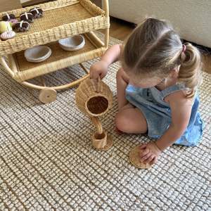 Juego de juguetes de mimbre para fiesta de té para niñas pequeñas, niños, juego de simulación, taza de té, tetera, platos, juguetes de ratán - Product Image 3