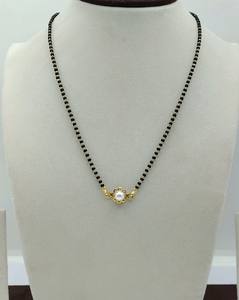 Collar tradicional indio Mangal Sutra 22K para mujer, chapado en oro, con cadena de cuentas negras y colgante floral con una sola perla, joyería para uso diario. - Product Image 1