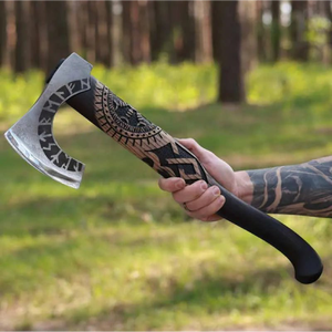 Hacha Vikinga de Acero al Carbono Forjada a Mano con Runas Nórdicas Grabadas, Mango de Madera de Fresno Tallado, Hacha de Camping con Funda de Cuero - Product Image 1