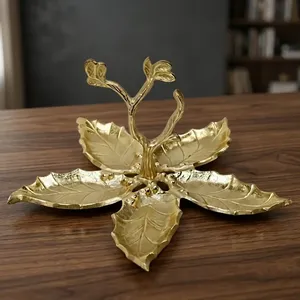 Plateau décoratif en métal finition or en forme de feuille avec centre de table cerf et arbre pour la décoration intérieure et la présentation sur table - Product Image 2