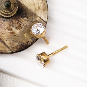 Pendientes de Oro Amarillo Sólido de 14K con Diamante Redondo Natural Engastado en Garra, Joyería Fina, Memoria Jewels - Product Image 2