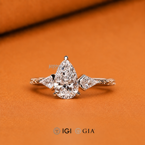 Bague de fiançailles Art Nouveau à trois pierres en diamant poire avec taille aile de cerf latérale, bague de mariage pour elle, bague Art Déco conique pour anniversaire - Product Image 5