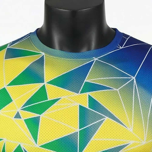 Camiseta de Manga Corta con Cuello Redondo y Estampado Geométrico Verde, Azul y Amarillo para Hombre, de Secado Rápido, Tejida, Deportiva, Corte Regular - Product Image 6