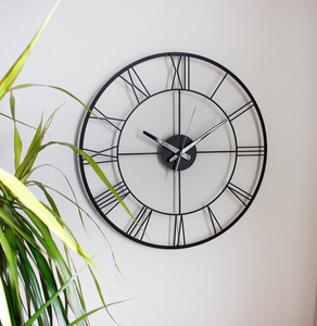 Reloj de Pared Moderno de Metal con Diseño de Números Romanos, Manecillas Negras, Redondo, Decorativo, para Hogar u Oficina - Product Image 5