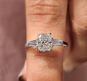 Anillo de Compromiso Clásico con Moissanita de Corte Radiante de 1 Quilate, Oro Blanco Sólido de 18k, Claridad VVS1/VVS2/VS1, Sin Níquel, Sin Plomo - Product Image 1