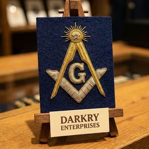 Insignia Masónica Personalizada Bordada con Hilo Metálico, Escuadra y Compás Dorados sobre Libro Abierto, Parche de Fieltro Azul Marino Hecho a Mano, Regalia de la Francmasonería - Product Image 5