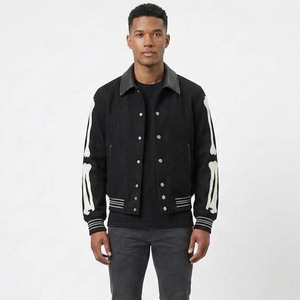 Veste universitaire noire pour homme avec broderie squelette blanc sur les manches, col rabattu, tenue décontractée pour l'automne - Product Image 1