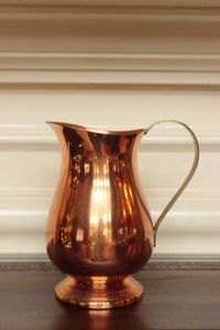 Ensemble de carafes en cuivre pour un service d'eau élégant et luxueux, ensemble en métal avec verres, durable et réutilisable pour la cuisine. - Product Image 2
