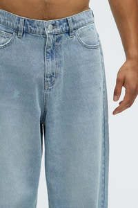 Jean en denim délavé coupe droite taille haute pour homme, style décontracté, détails déchirés, tissu en coton bleu clair, collection printemps - Product Image 2